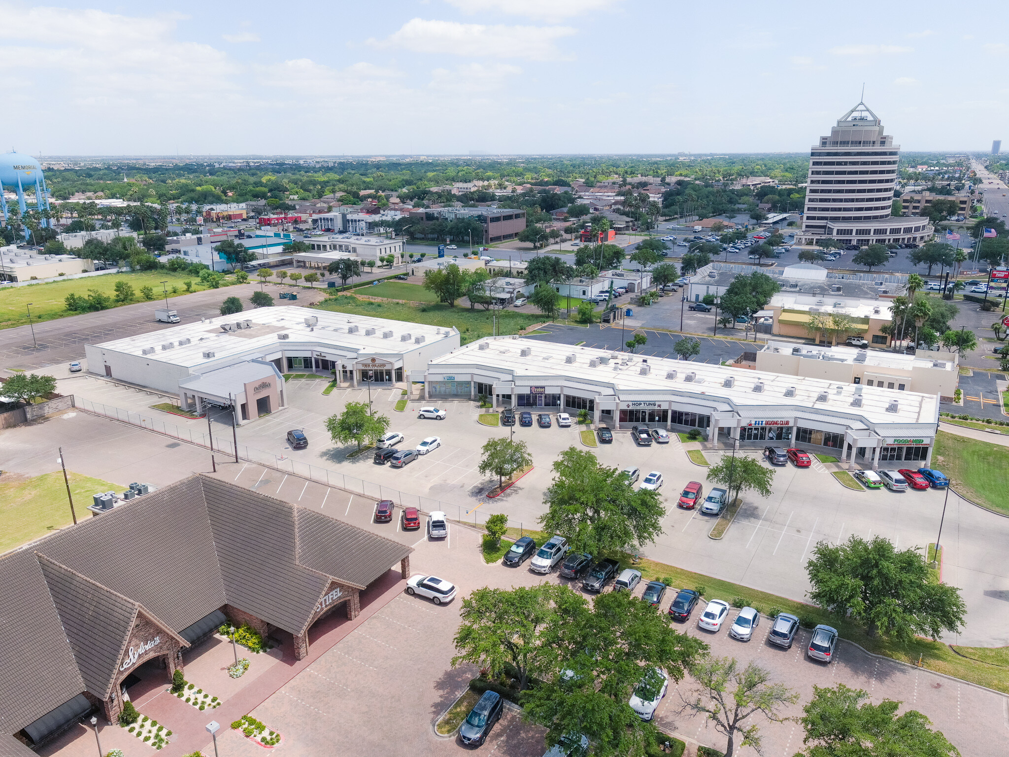 Retail Space in Taj Gallery